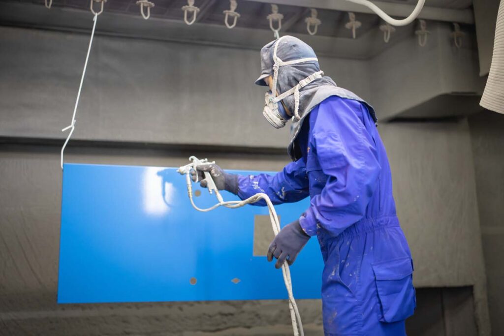 シンコー株式会社は、金属への「焼付塗装」を得意としています。