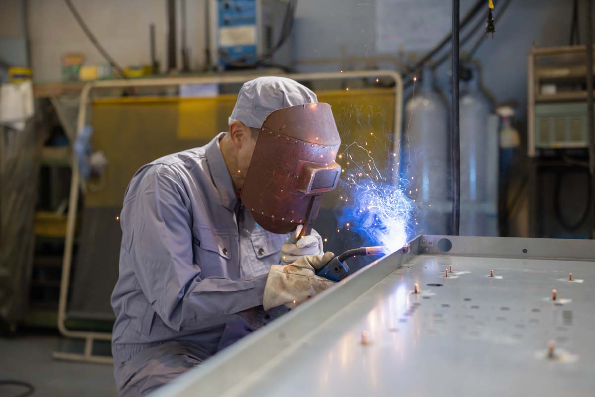 シンコー株式会社は、板金・塗装の一貫生産を行っています